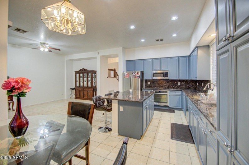218 E SUNBURST LN