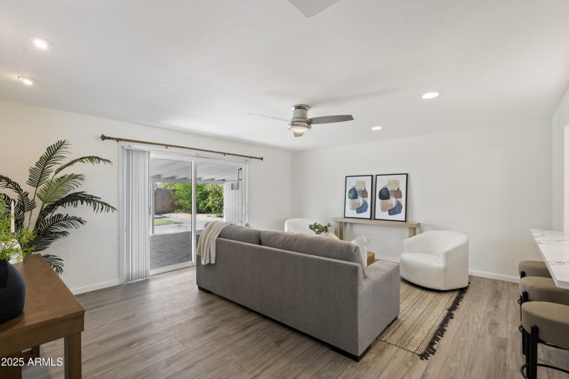 7041 E Cypres St-43