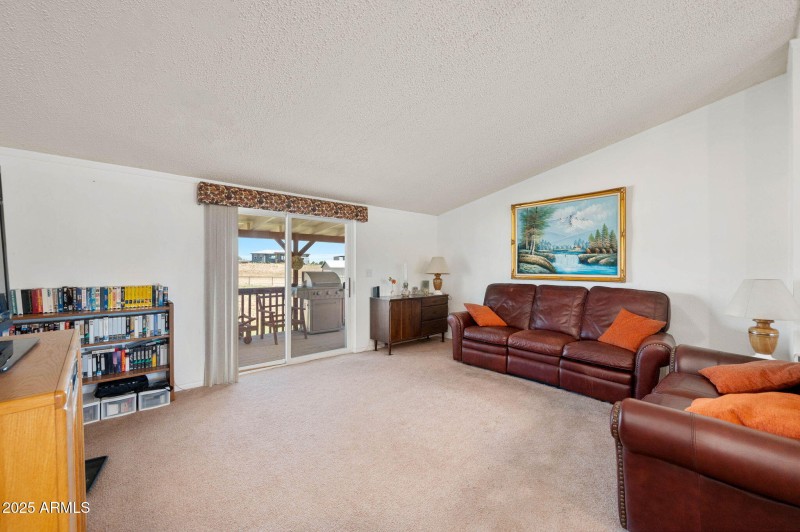 5-Living Room (1)