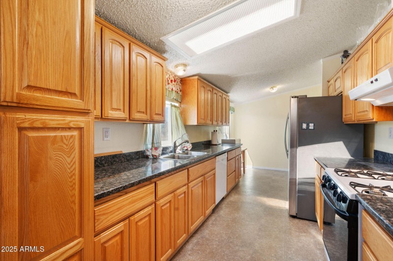 8-Kitchen (1)