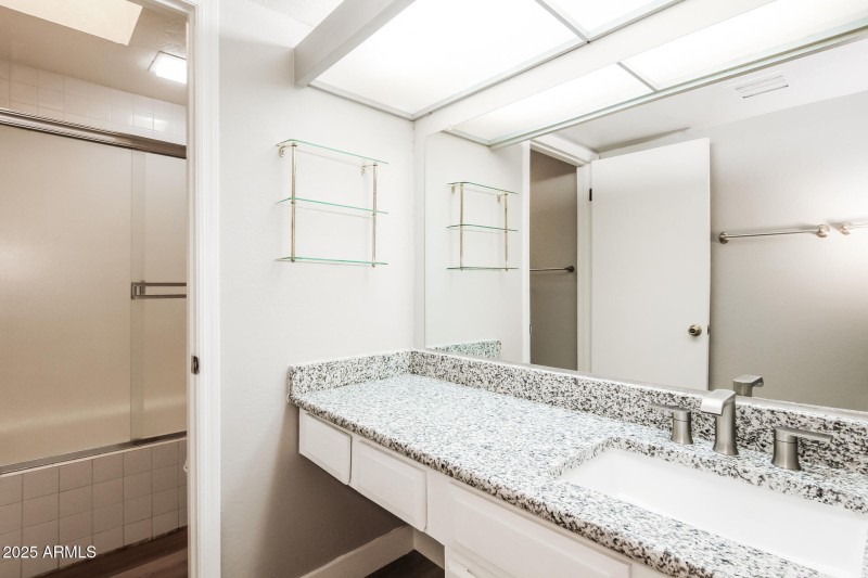 9-photo-Main-Bathroom