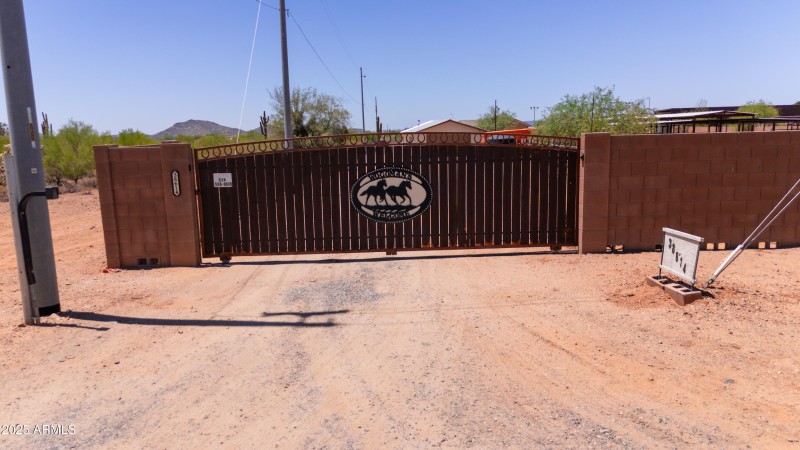 Side Gate