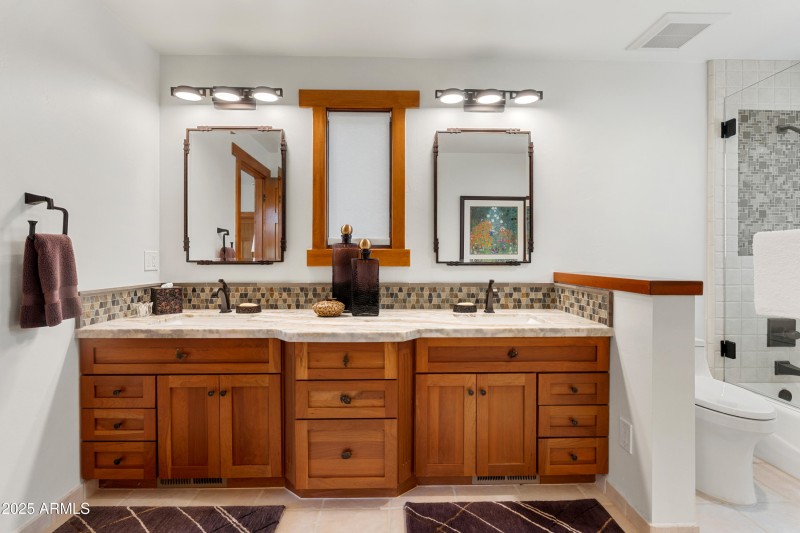 25-Shared Bathroom
