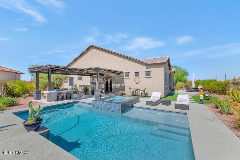 2352 N Estates Cir-large-032-035-2352 N