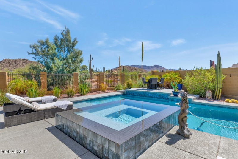 2352 N Estates Cir-large-033-039-2352 N