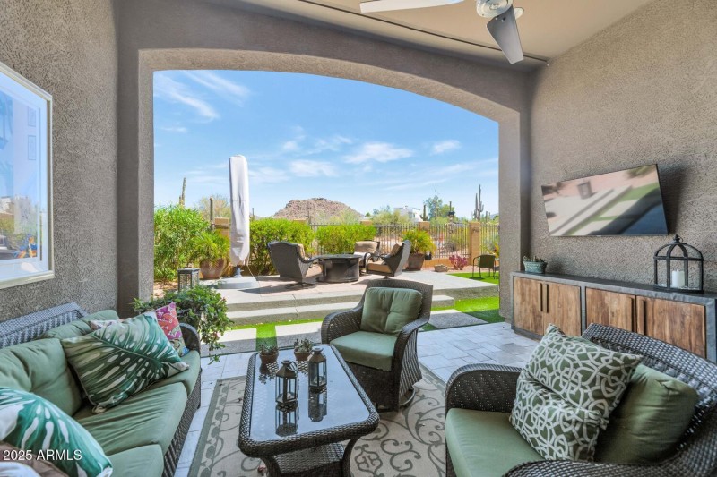 2352 N Estates Cir-large-038-030-2352 N