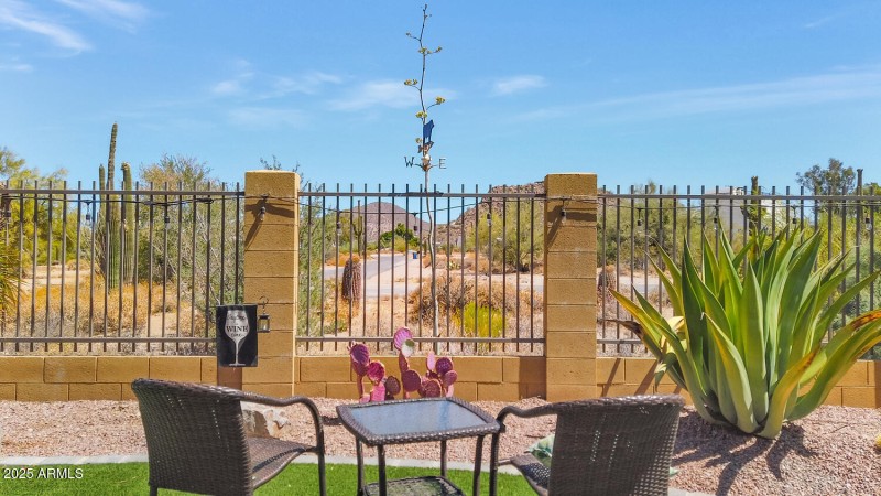 2352 N Estates Cir-large-040-008-2352 N