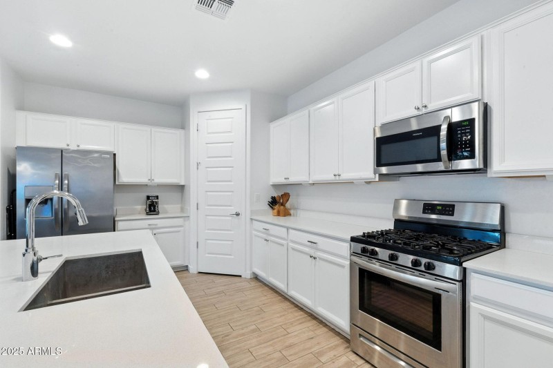 Kitchen w/ Island