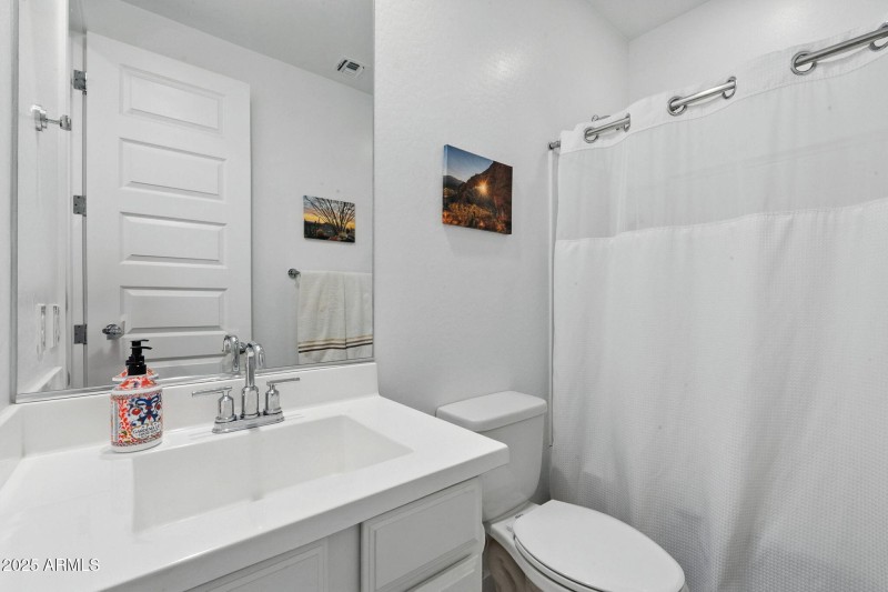 2nd Full Bathroom w/ Tub