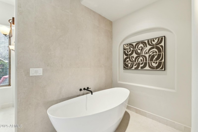 soaking tub