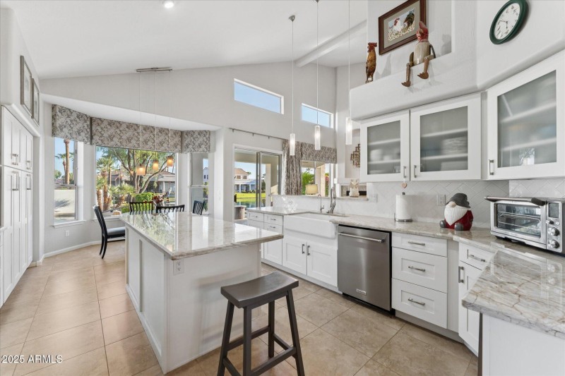 16-Kitchen w/Island