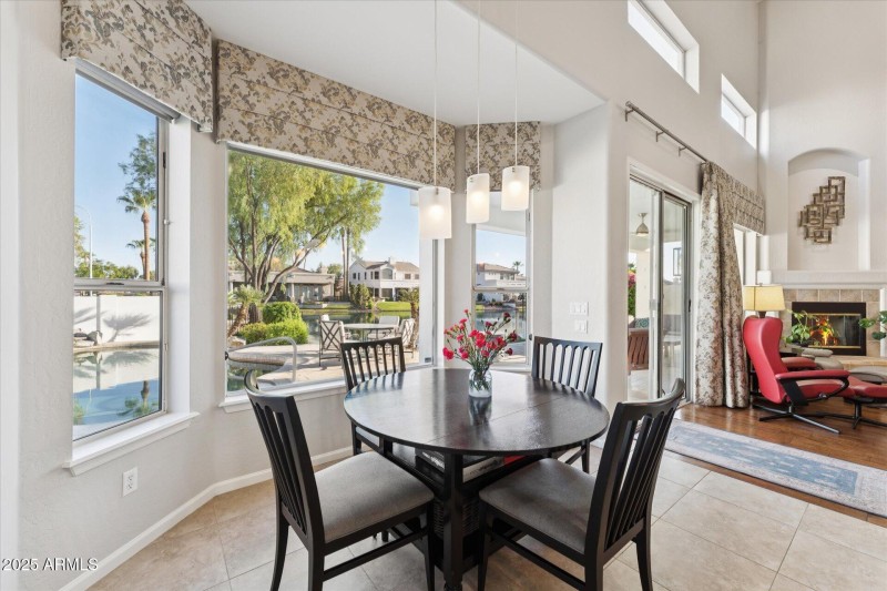 19-Breakfast Nook