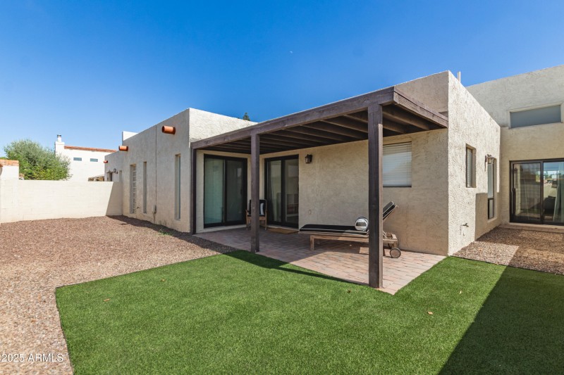 Rio Salado patio with turf