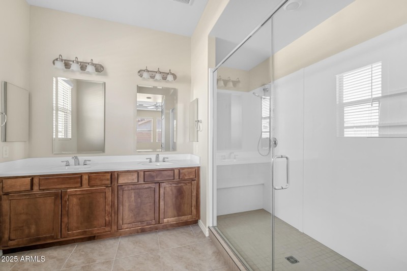 14)MASTER BATH