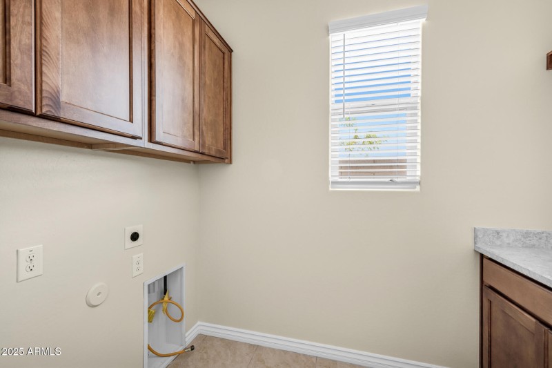 21)LAUNDRY ROOM