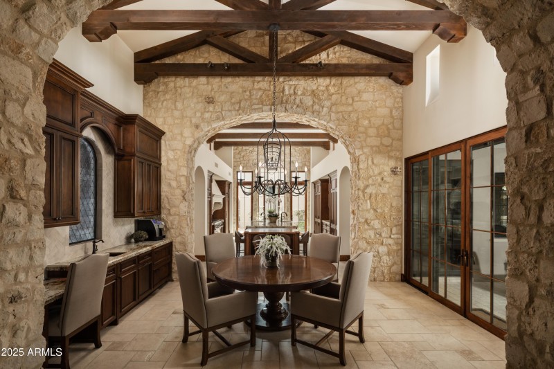 06 - Breakfast Room