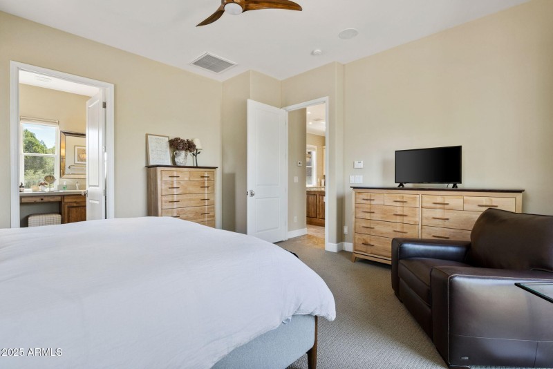 25-Primary Bedroom_4
