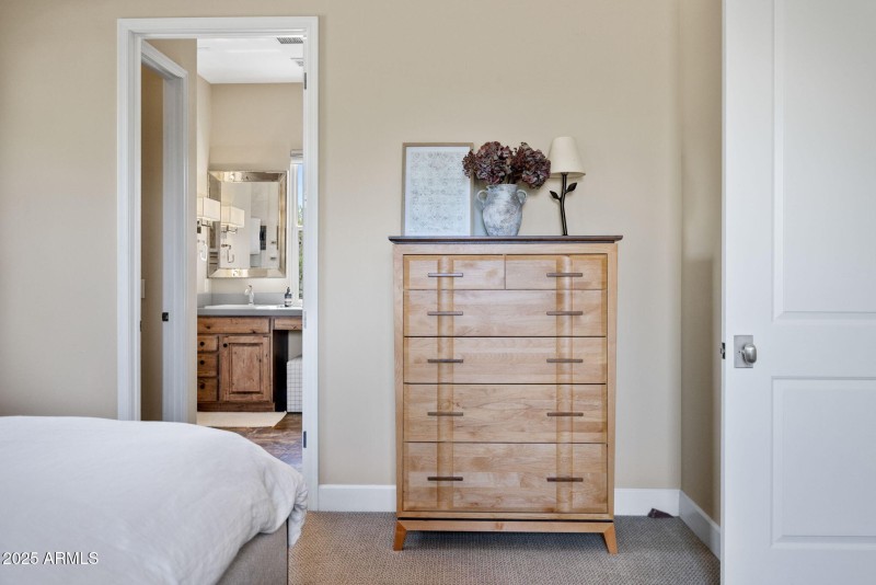 26-Primary Bedroom_5
