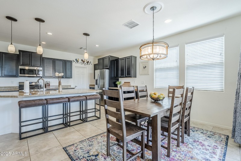 Dining & Kitchen