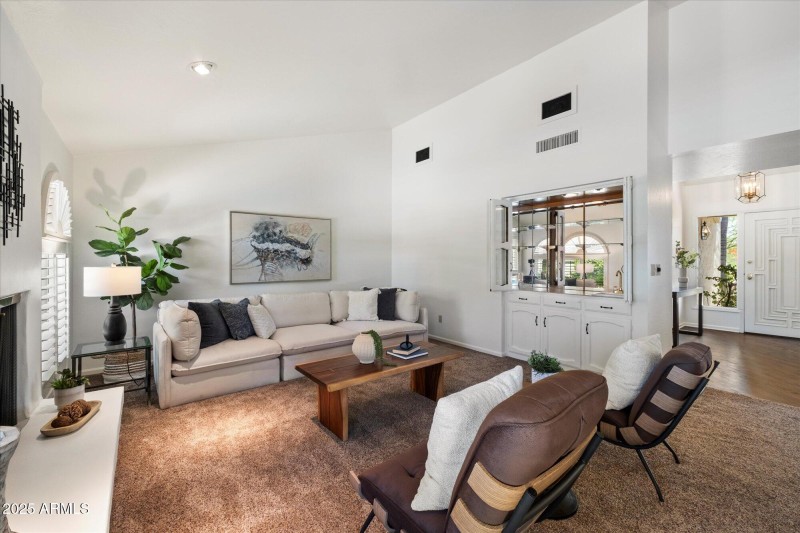 Living rom and wet bar