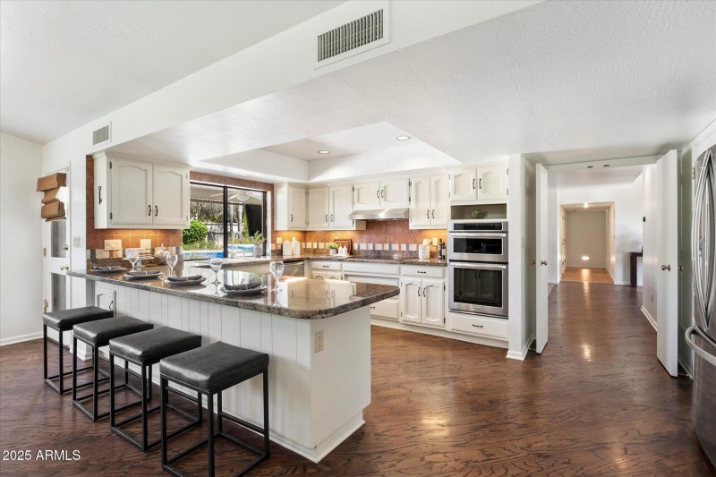 Kitchen breakfast counter