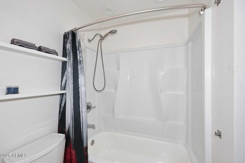 Guest bathroom shower/tub