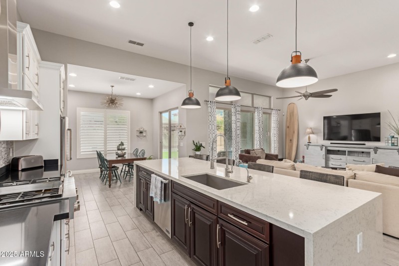 Kitchen & eat in dining