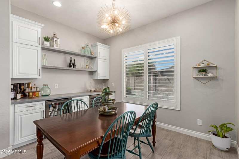 Eat-in kitchen with beverage bar