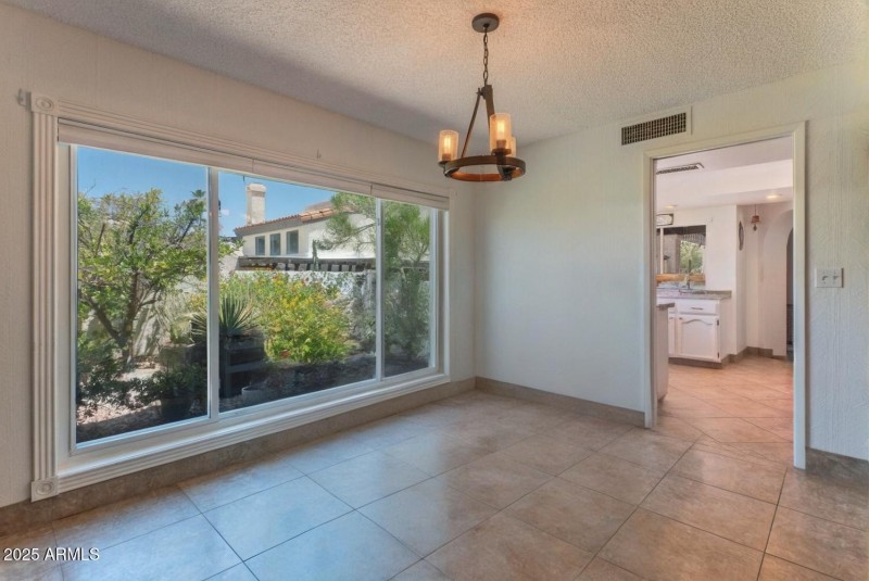 Ardmore Rd breakfast area empty