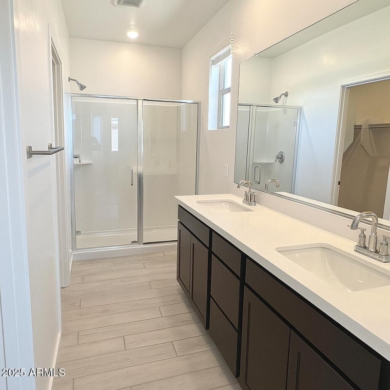Bathroom Primary 114