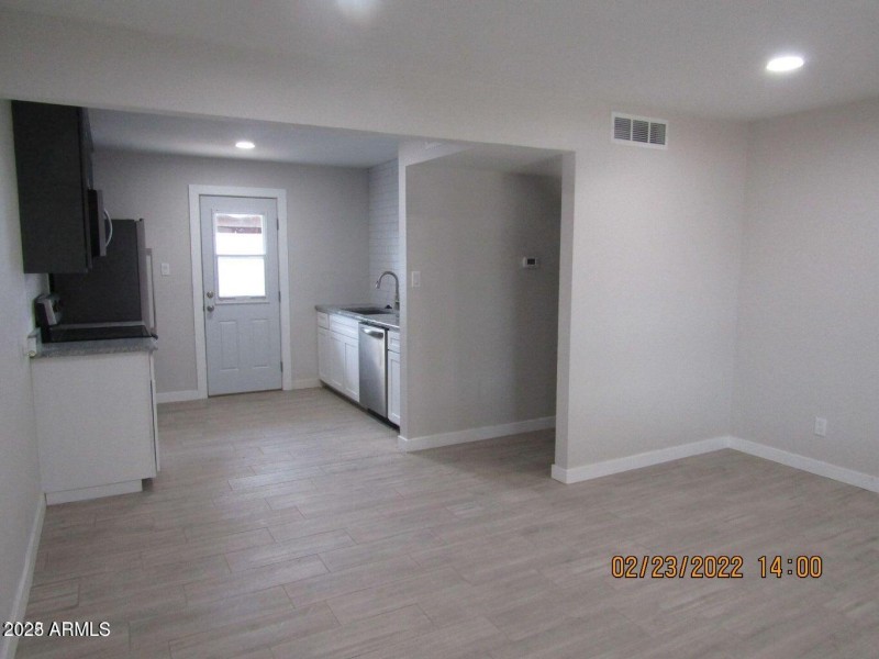 20220518220415003045000000-o