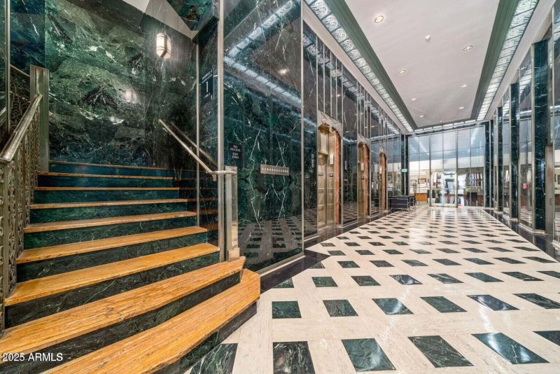 Entry area elevator