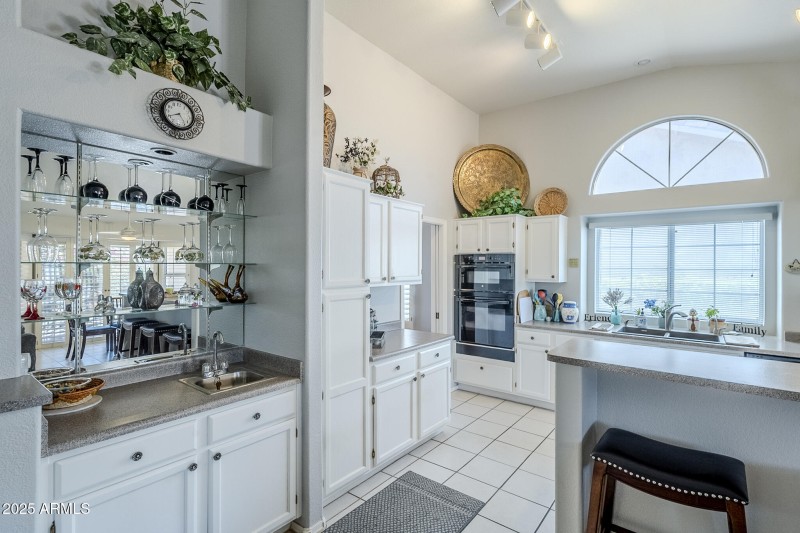 8Wet Bar off Kitchen_Family Room