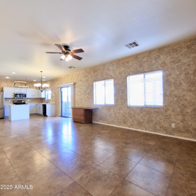Fam rm, breakfast area - kitchen