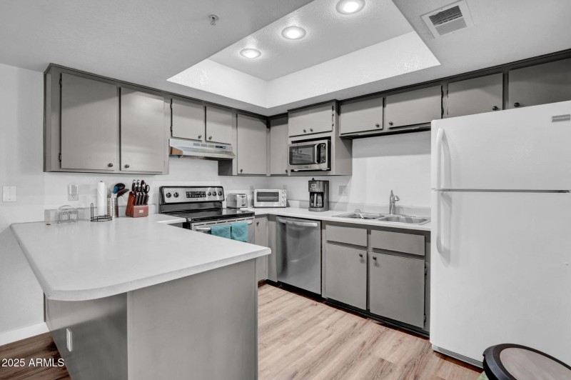 Lots of Kitchen Storage!