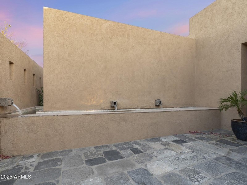 065_Courtyard