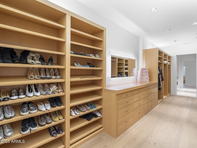 105_Dual Walk in Closet