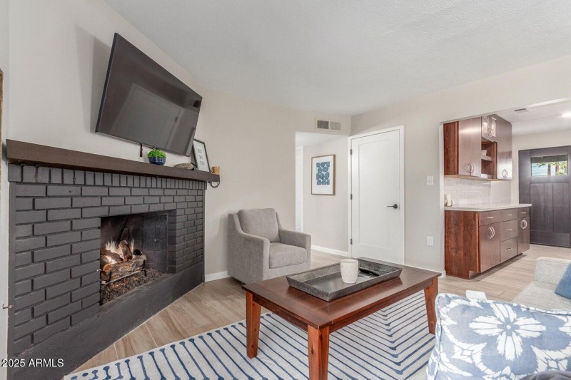 7727 family room 2