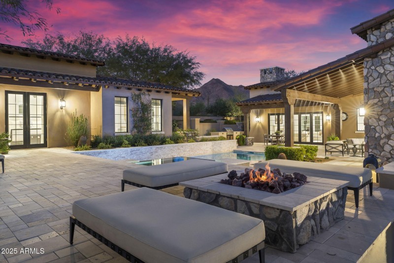 Outdoor Living/Firepit
