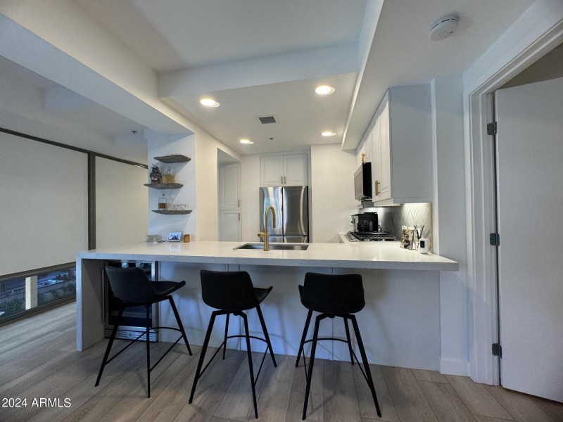 KITCHEN BREAKFAST BAR