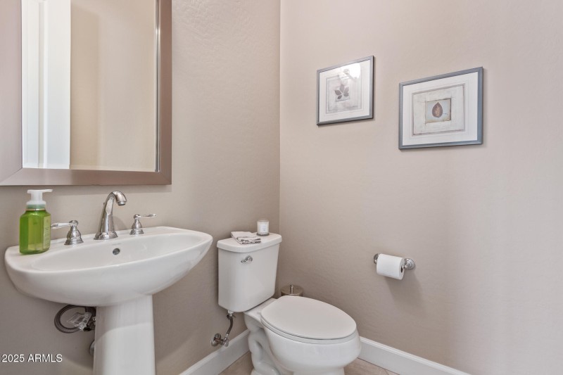 Guests' powder room w/pedestal sink