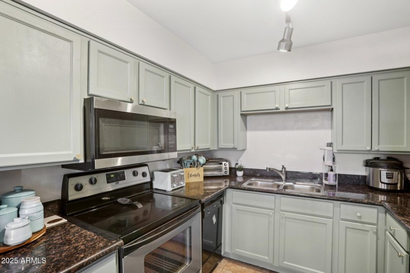 8-web-or-mls-W Tuckey Ln unit 211-S0508-