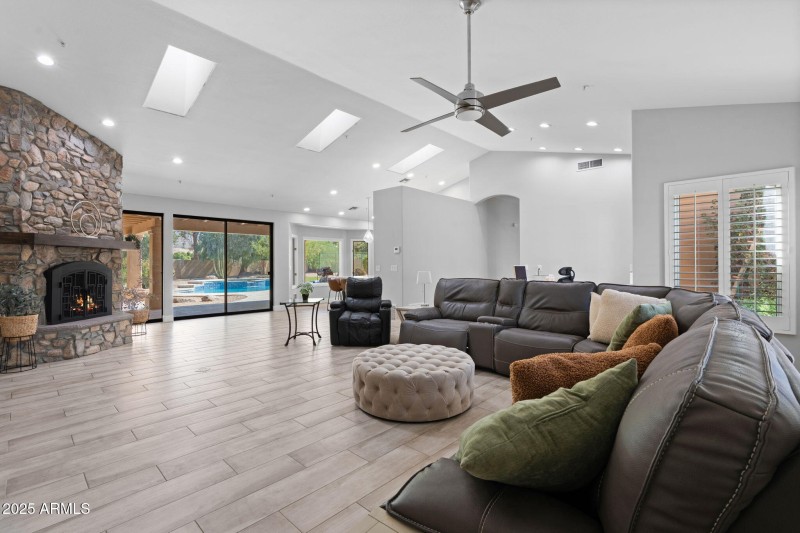 12-web-or-mls-11290-e-cochise-dr