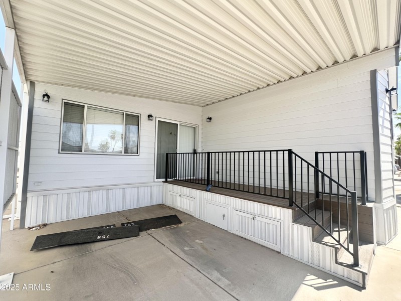 SIZABLE CARPORT