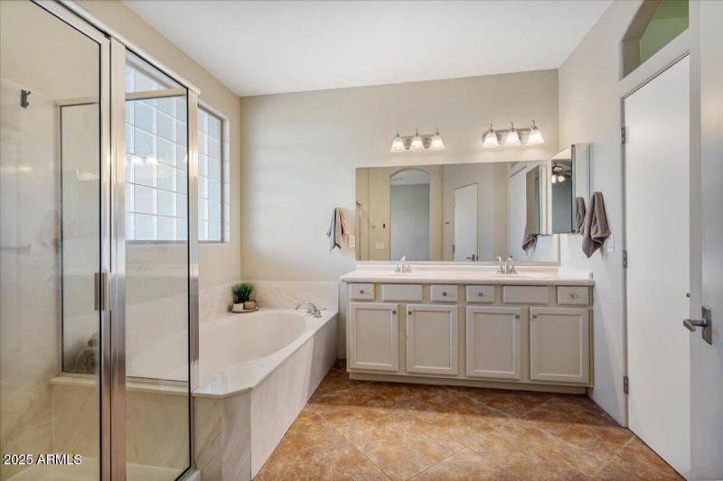 Upstairs Suite Bathroom (1)