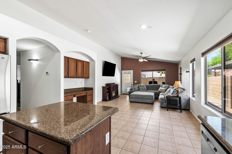 06__41313 W Thornberry Ln