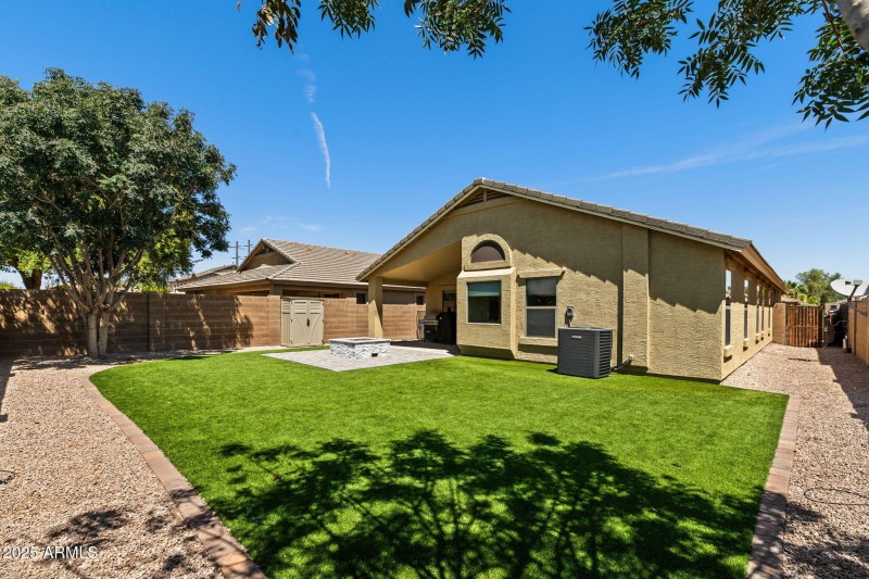 11__41313 W Thornberry Ln