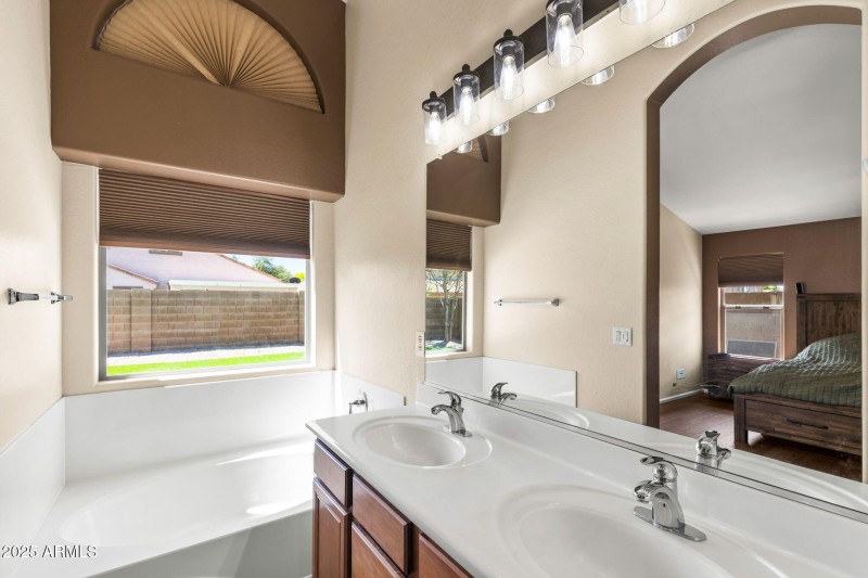 13__41313 W Thornberry Ln