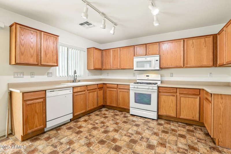 14-web-or-mls-13103_W_Fairmont_Ave_Litch