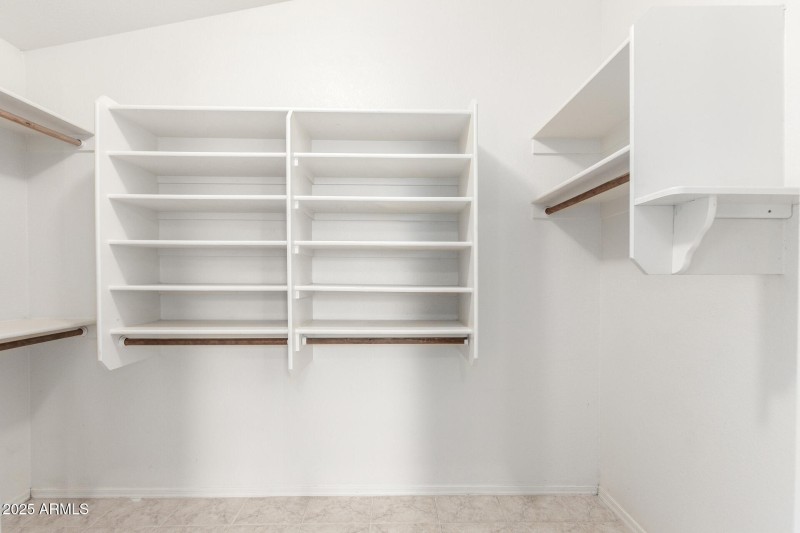WALK IN CLOSET
